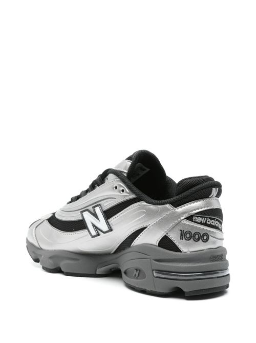 Sneaker argento di NEW BALANCE caratterizzata da rivestimenti in mesh, logo laterale e suola segmentata e lacci. NEW BALANCE | M1000EGRSILVER